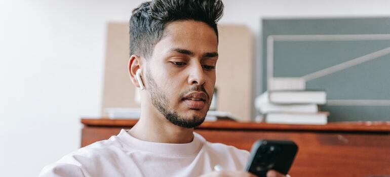 Un hombre comprobación de su teléfono