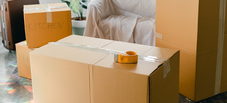 Cajas grandes se colocan en la sala de estar y listo para ser movido.