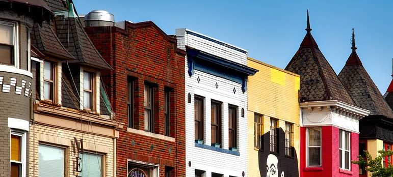 una colorida fachada de una casa