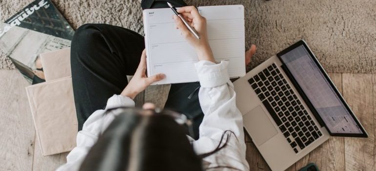 Mujer de los planes de escribir