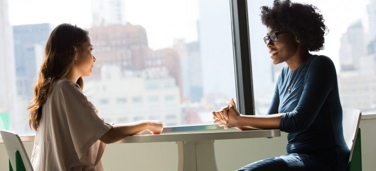 Dos amigos hablando, mientras el consumo de té