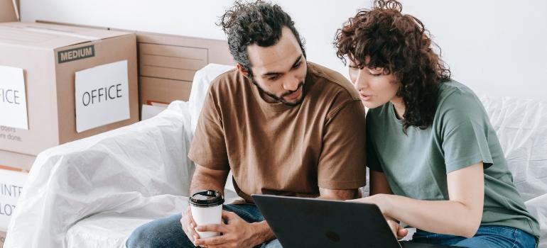 una pareja con un ordenador portátil