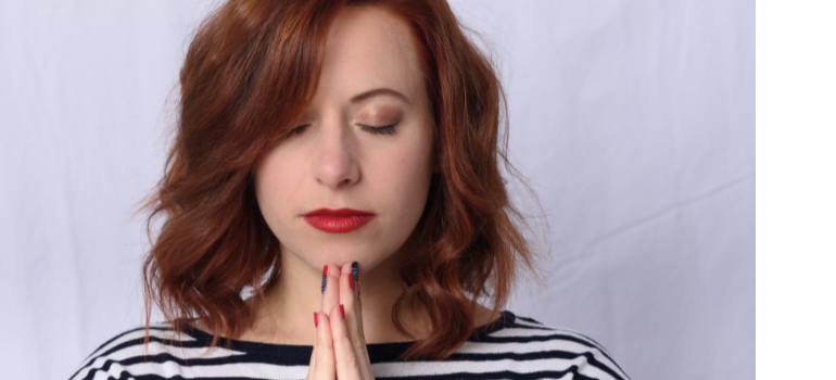 Una mujer meditando 