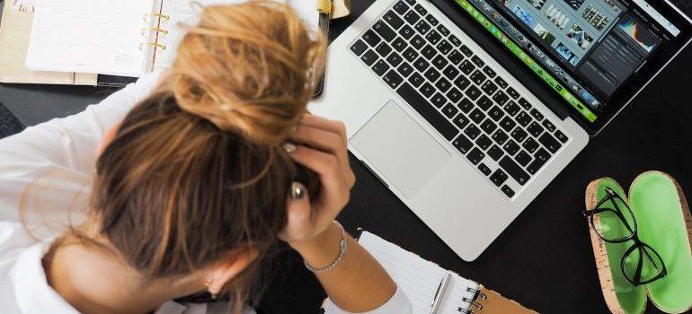 la mujer frente a la computadora tratando de lidiar con la nostalgia después de mover todo el país 