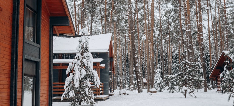 Una casa de vacaciones en el medio del bosque durante el invierno.