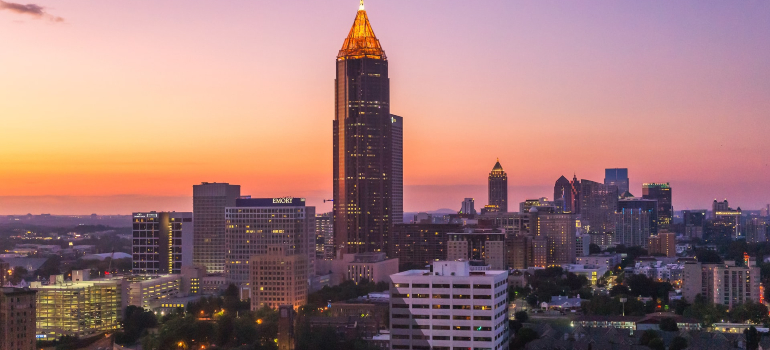 una vista panorámica de la ciudad de Atlanta como una de las grandes ciudades, que todavía ofrece oportunidades de vivienda asequible en Georgia