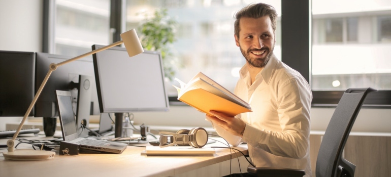 Hombre de negocios guía de lectura para la mudanza de su empresa a otro estado.