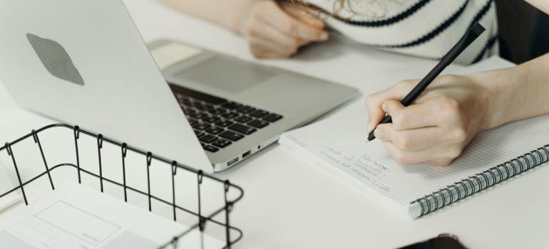 una persona en escribir como para seguir trabajando desde casa durante la reubicación