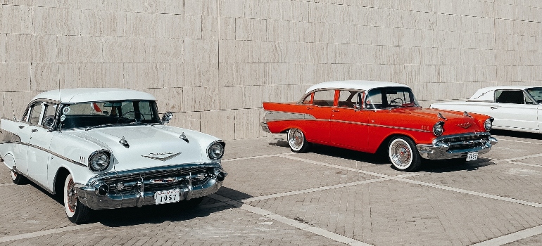 Dos coches en el estacionamiento 