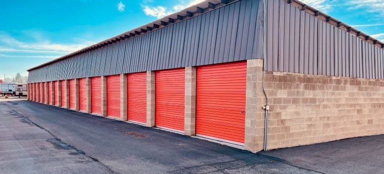 rent and use storage units when moving cross country