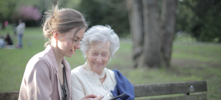 La madre y la hija en un parque