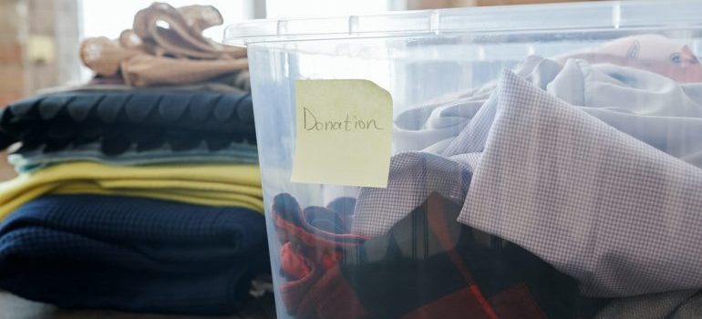 la ropa en la caja de la donación