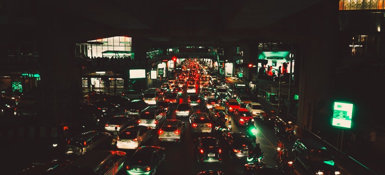 Un montón de paradas de coches en la carretera