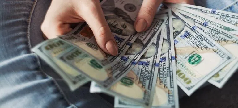 Una persona que tiene dinero