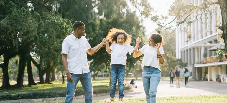 La familia se divierten en un parque después de mudarse de Dallas a Augusta