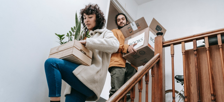 las personas que llevan las cajas de 