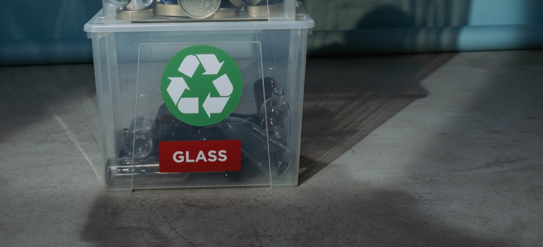 un recipiente de plástico con un reciclaje signo de que 