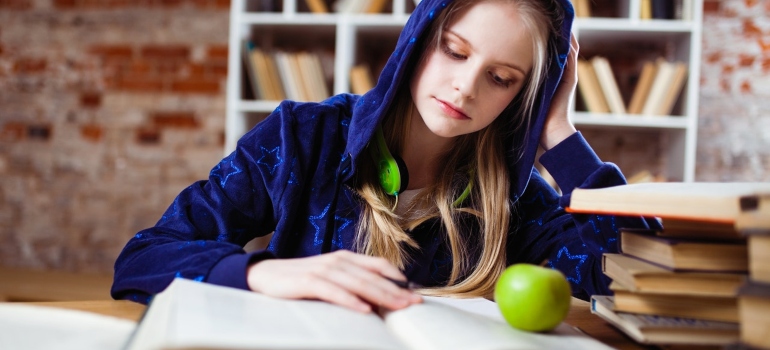 La chica está estudiando después de mudarse a Helen, Georgia