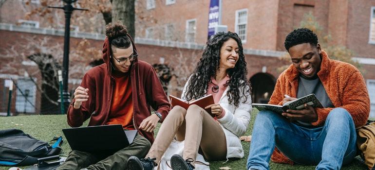 3 students talking about moving from Houston to Tampa in 2022