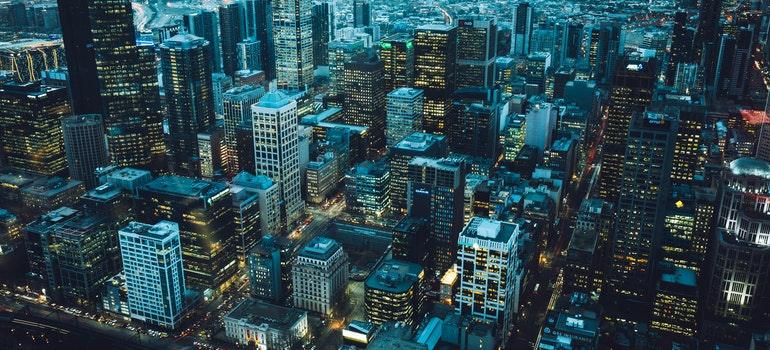 vista aérea de la ciudad en la noche 