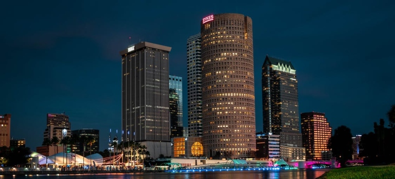Hermosa vista de la ciudad en la noche es una de las cosas que le gusta de Tampa