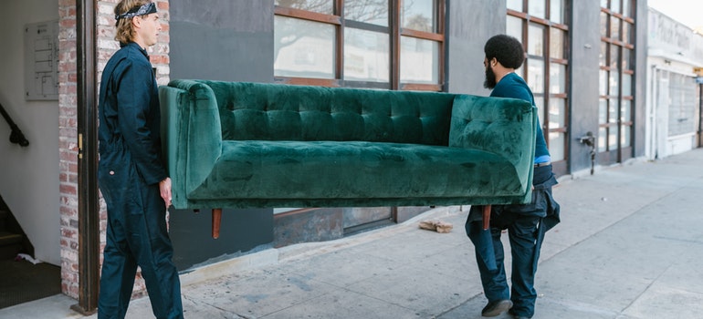 empresas de mudanzas de llevar un sofá ayudarle a conseguir listo para pasar a Annapolis 