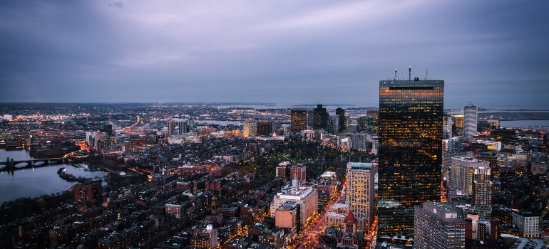 Horizonte de Boston en la noche, una vista impresionante.