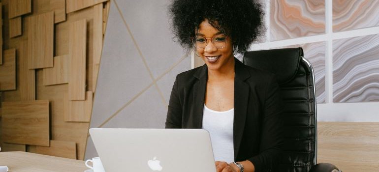 mujer de negocios trabajando en su computadora portátil