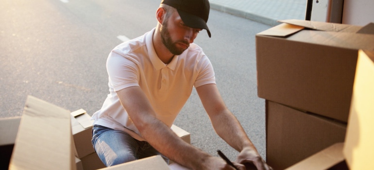 un hombre alrededor de las cajas