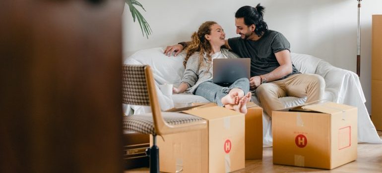 Pareja con el portátil de la risa 