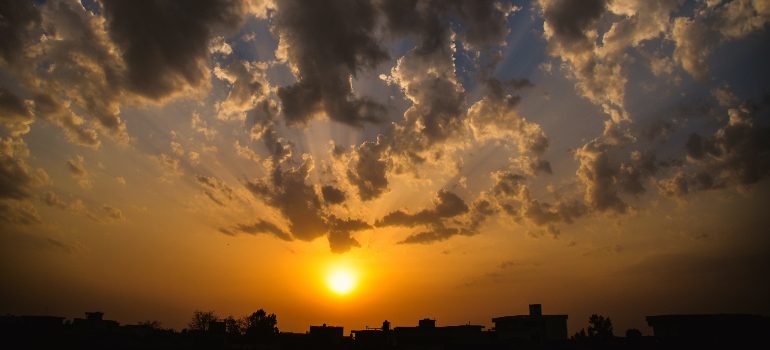 puesta de sol en la ciudad