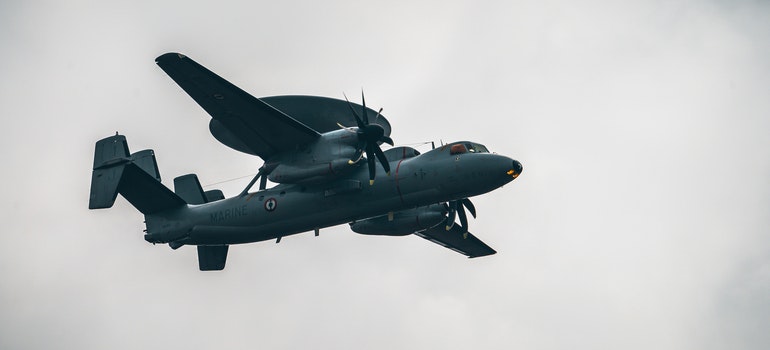 Avión en el aire