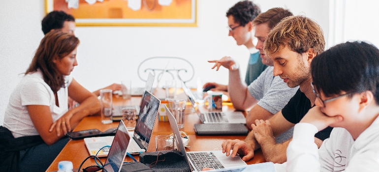 las personas en la oficina de tener una reunión 