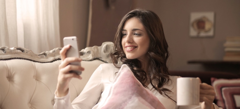 una chica en el teléfono relajante