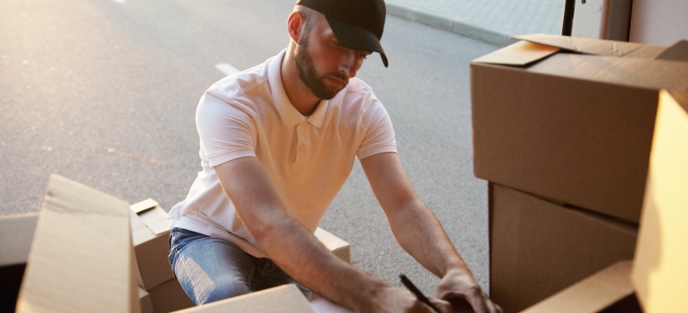 un hombre que trabaja con cajas