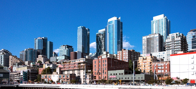 Los edificios y la costa del río en Boston. 