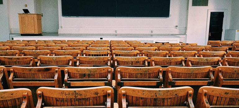 Sillas y una pizarra en un salón de clases