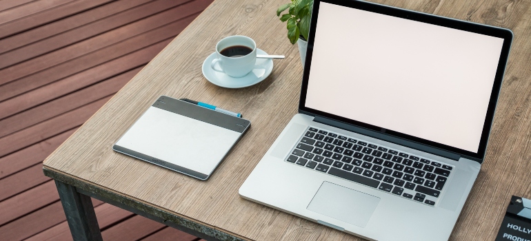 A laptop and the coffee on the table 