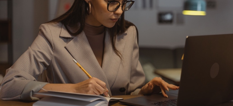 a girl writing an email to keep in touch after long distance relocation