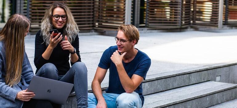 Los estudiantes a hablar con los demás acerca de cómo encontrar de almacenamiento cuando se mueve en un presupuesto de estudiante