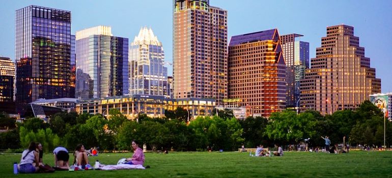 la gente tirada en el pasto, en Austin, Texas