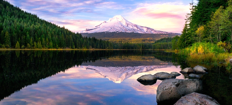 montañas cerca del cuerpo de agua 