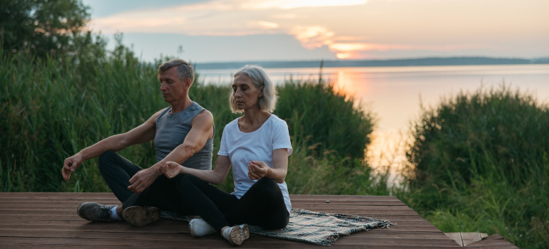 personas mayores haciendo yoga