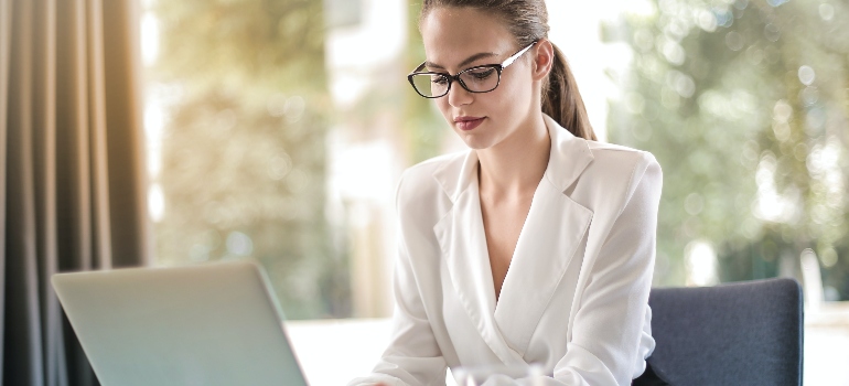 una mujer que trabaja en su computadora portátil