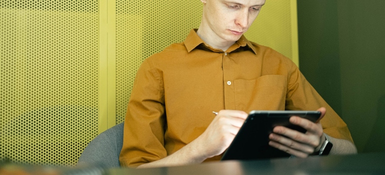 un hombre leyendo acerca de las formas para adaptarse después de mudarse a Bellaire 