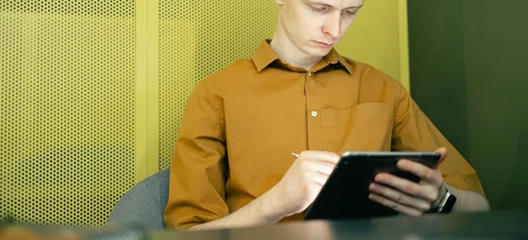 un hombre leyendo acerca de las formas para adaptarse después de mudarse a Bellaire