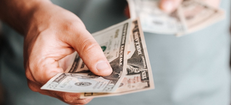 Una persona que paga y debatir sobre Florida vs Texas comparación de precios