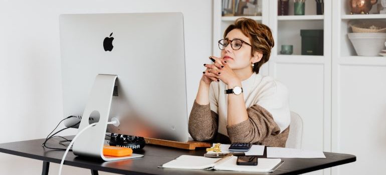 una mujer leyendo en su computadora acerca de cómo mover a Toledo desde Texas