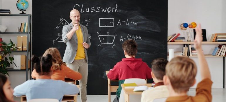 Profesor pedir a los niños preguntas en la escuela sobre el movimiento de Texas a SC con niños