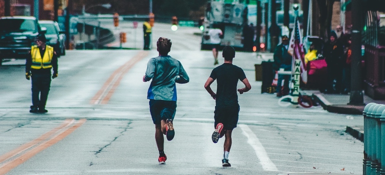 la gente correr en la calle para adaptarse después de mudarse a Bellaire